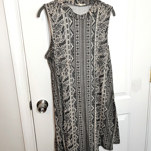 Sleeveless Knit Black & Cream Colored Dress - Picture 1 of 3